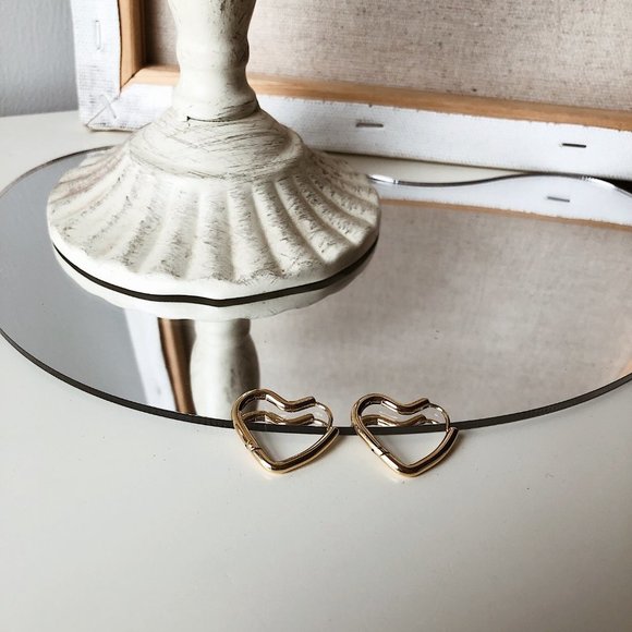 NEW 18K Gold Plated Heart Hoop Earrings - Picture 6 of 8